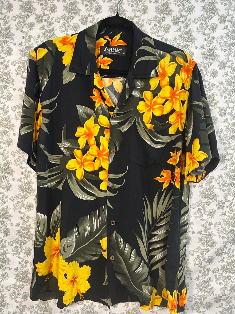 Favant Hawaii Black Yellow Floral Rayon Hawaiian Camp Shirt Size M.